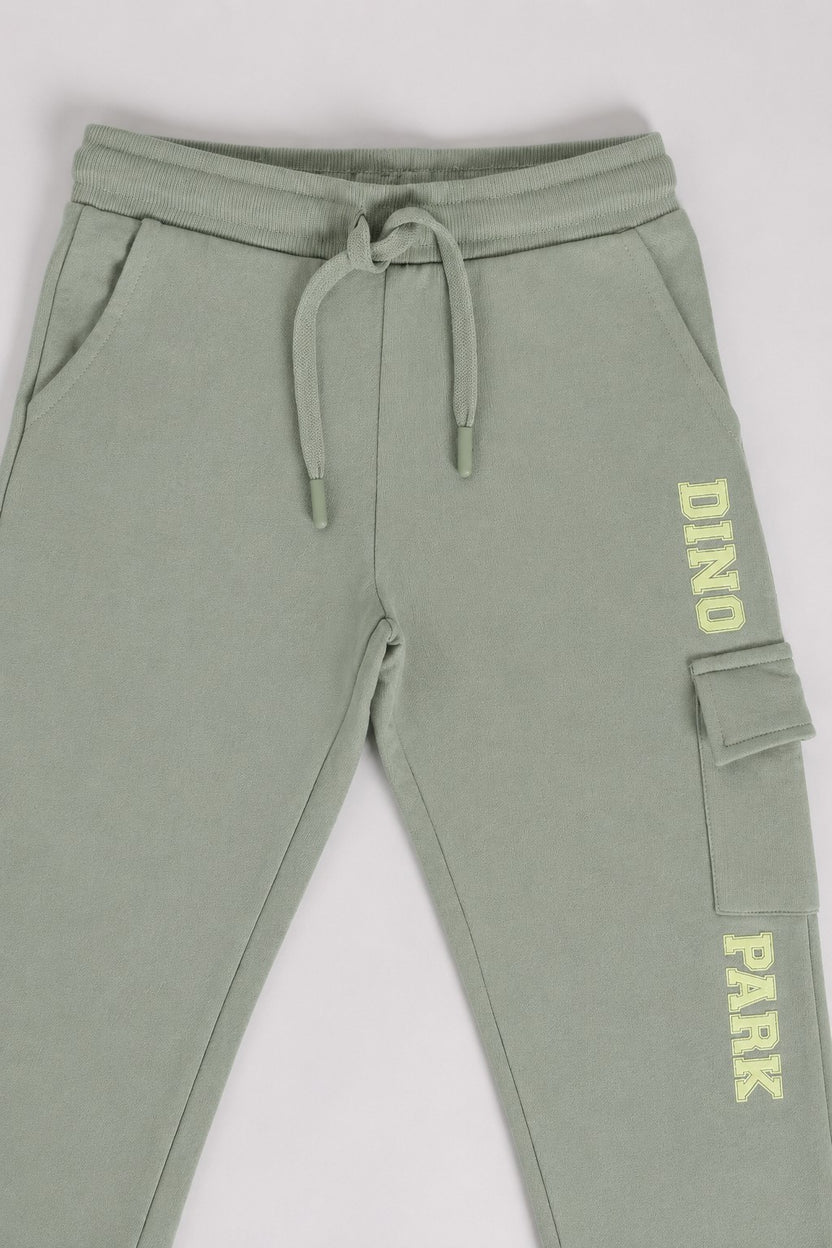 Green Typographic Regular Fit Jogger With 3 Pocket For Boys - Image 5