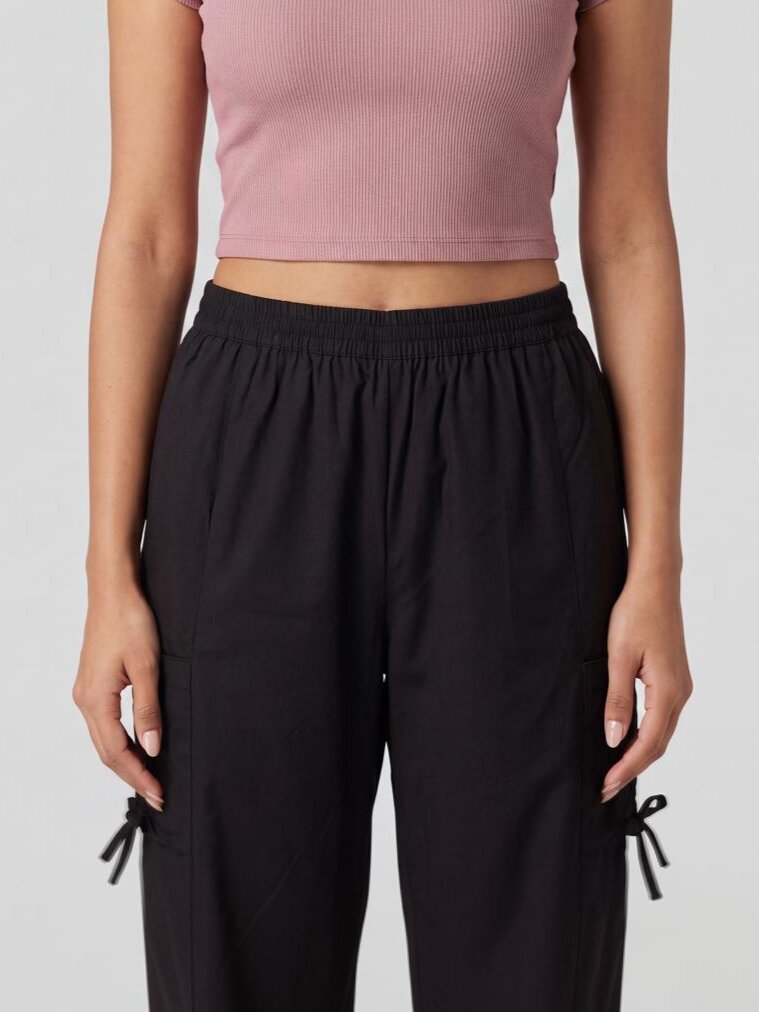 Women Black Jogger Fit Cargo Trouser With 4 Pocket - Image 3