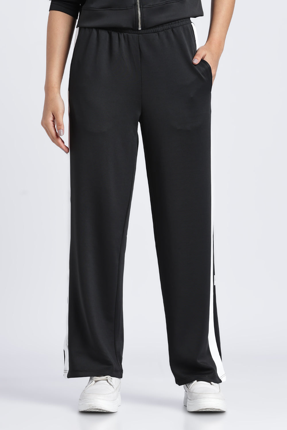 Women Black Relaxed Fit Track Pant With 2 Pocket - Image 2