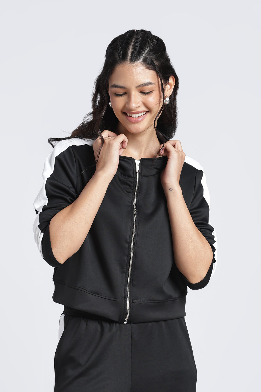 Women Black Color Block Regular Fit Sweatshirt - Image 2