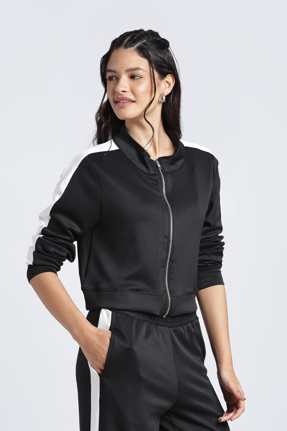 Women Black Color Block Regular Fit Sweatshirt - Image 4