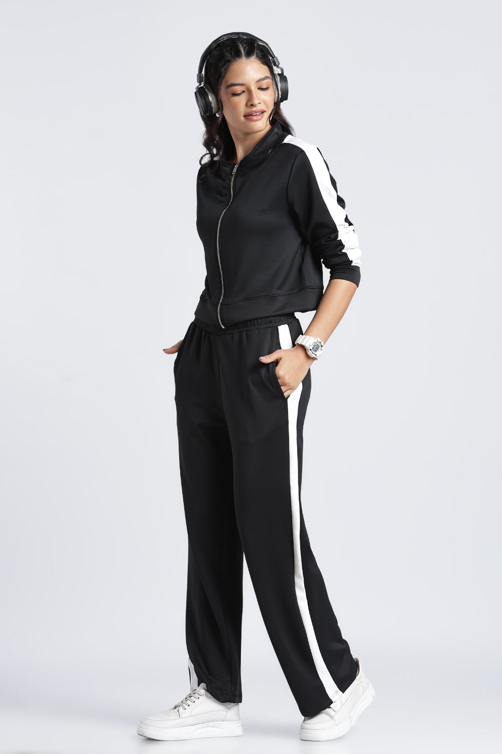 Women Black Color Block Regular Fit Sweatshirt - Image 6