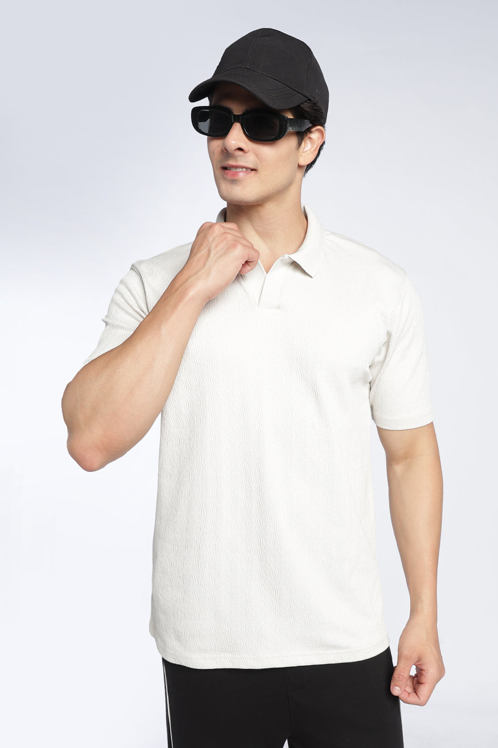 Off White Textured Regular Fit Polo T-Shirt For Men - Image 1