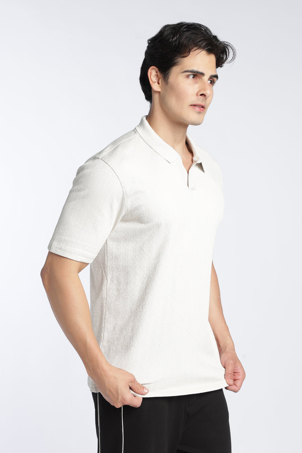 Off White Textured Regular Fit Polo T-Shirt For Men - Image 4