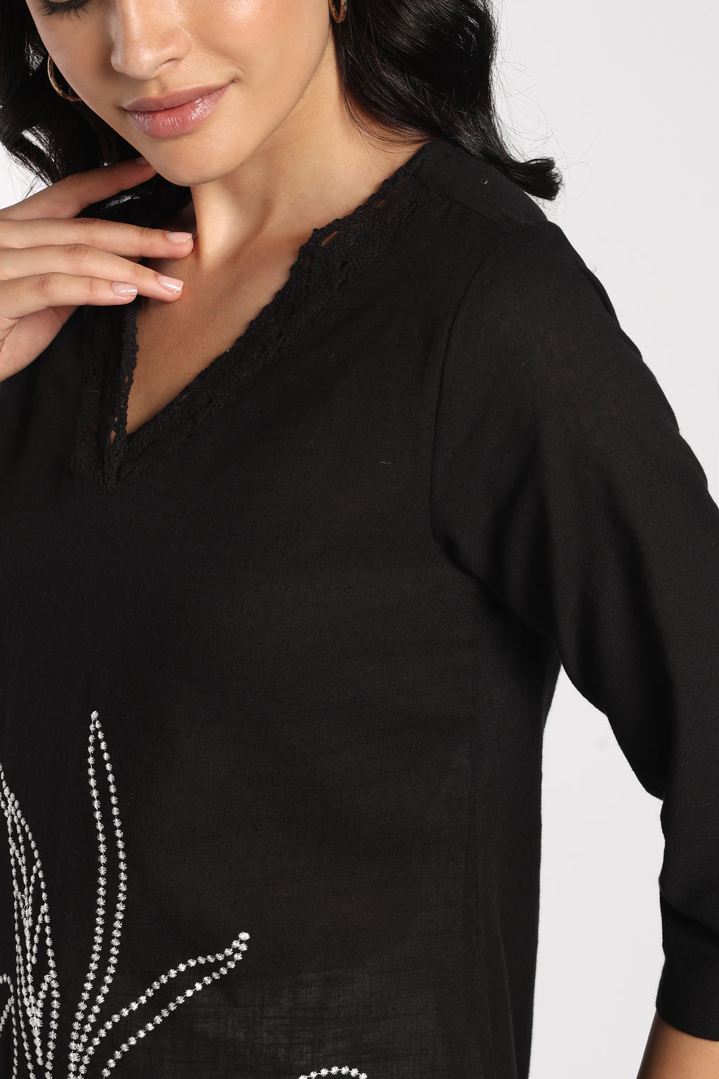 Womens Regular Fit Black Floral Embroidered Kurta - Image 3
