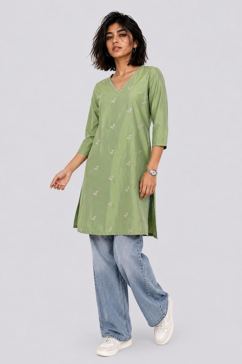 Womens Straight Fit Green Embroidered Kurta - Image 2