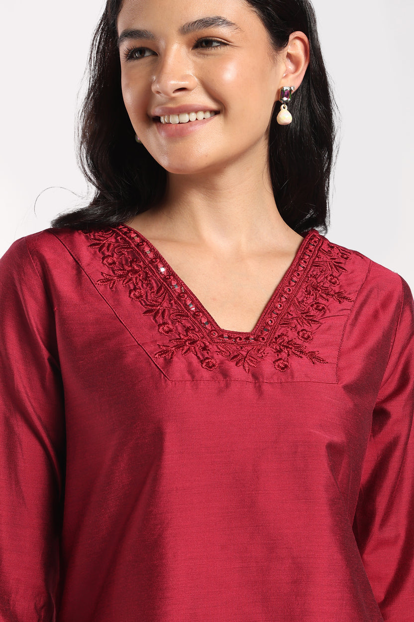 Womens Regular Fit Maroon Embroidered Kurta - Image 3