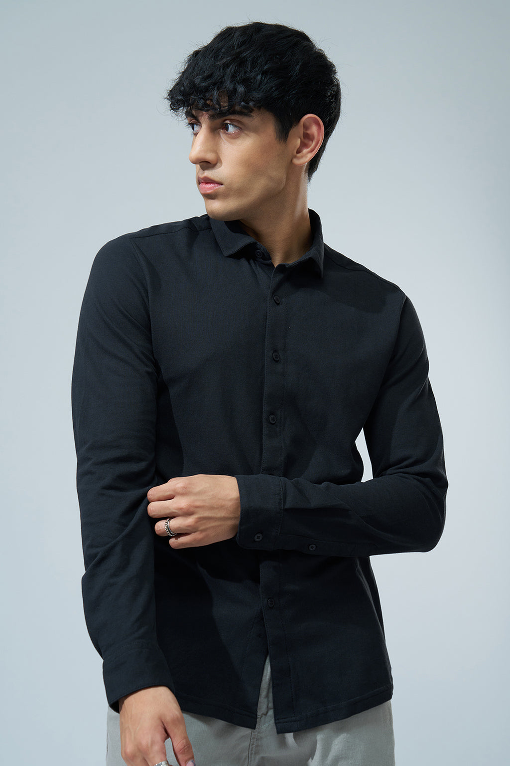 Black Solid Regular Fit Shirt for Men - Image 2