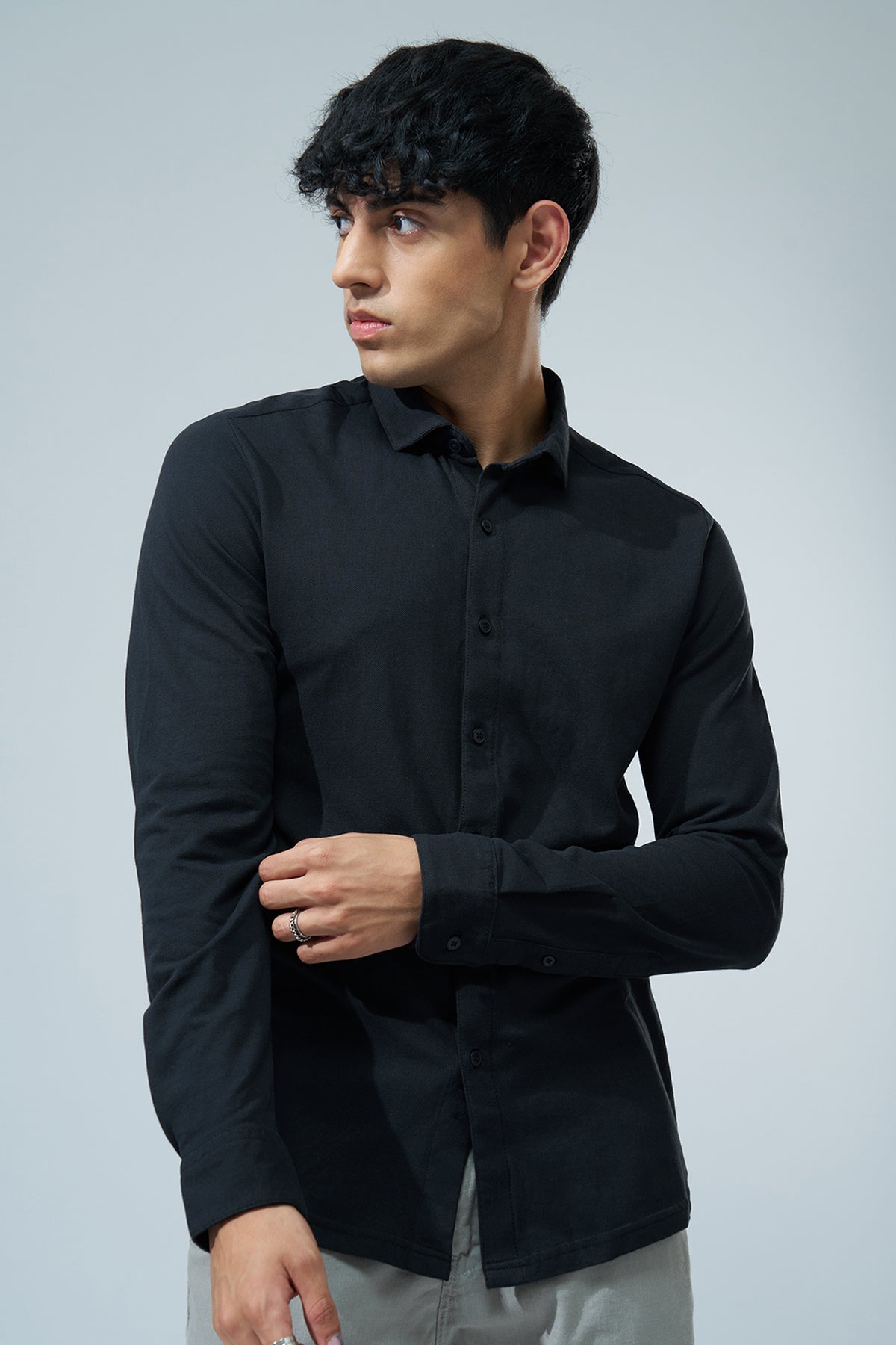 Black Solid Regular Fit Shirt for Men - Image 2