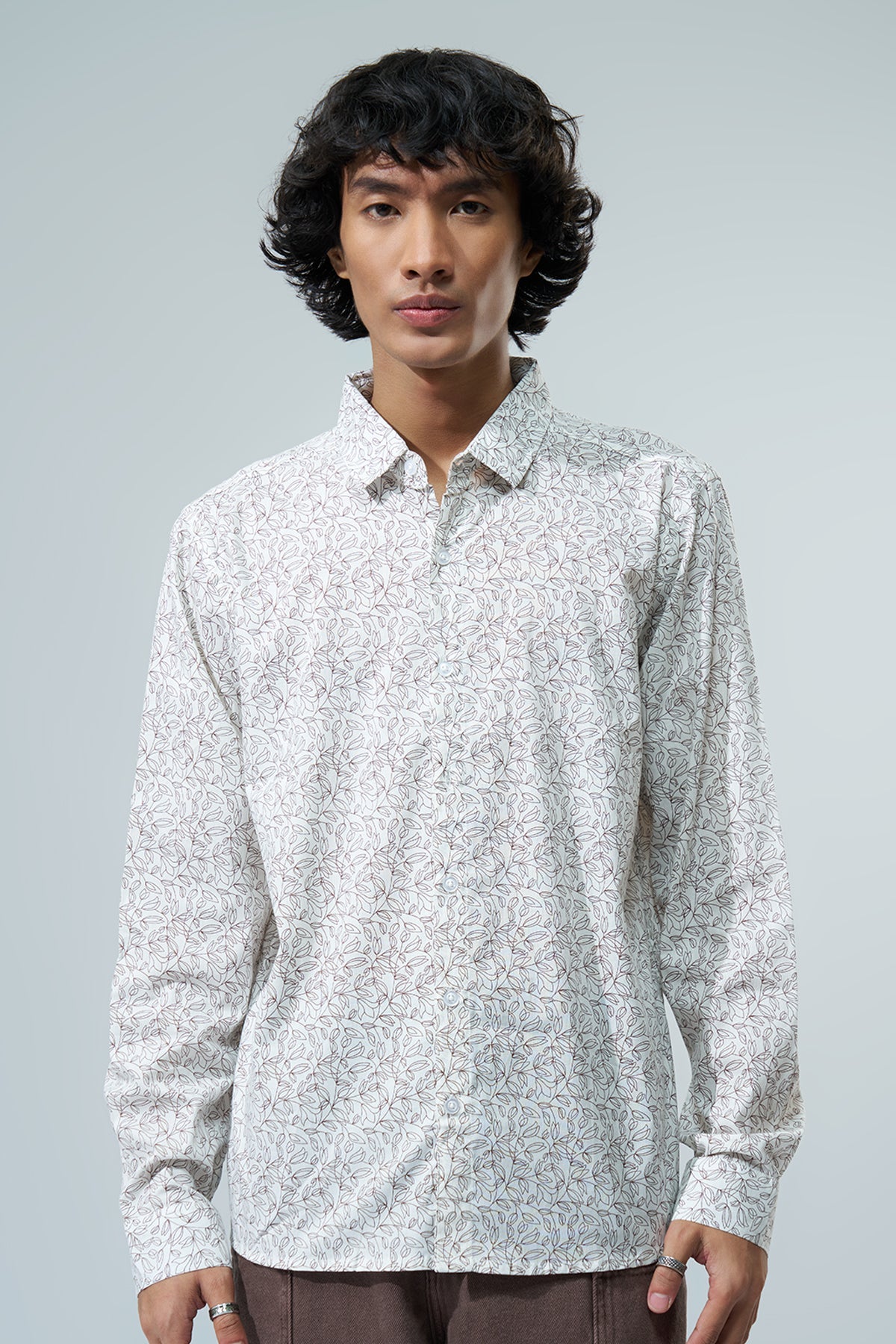 Off White Leaf Printed Regular Fit Casual Shirt for Men - Image 2