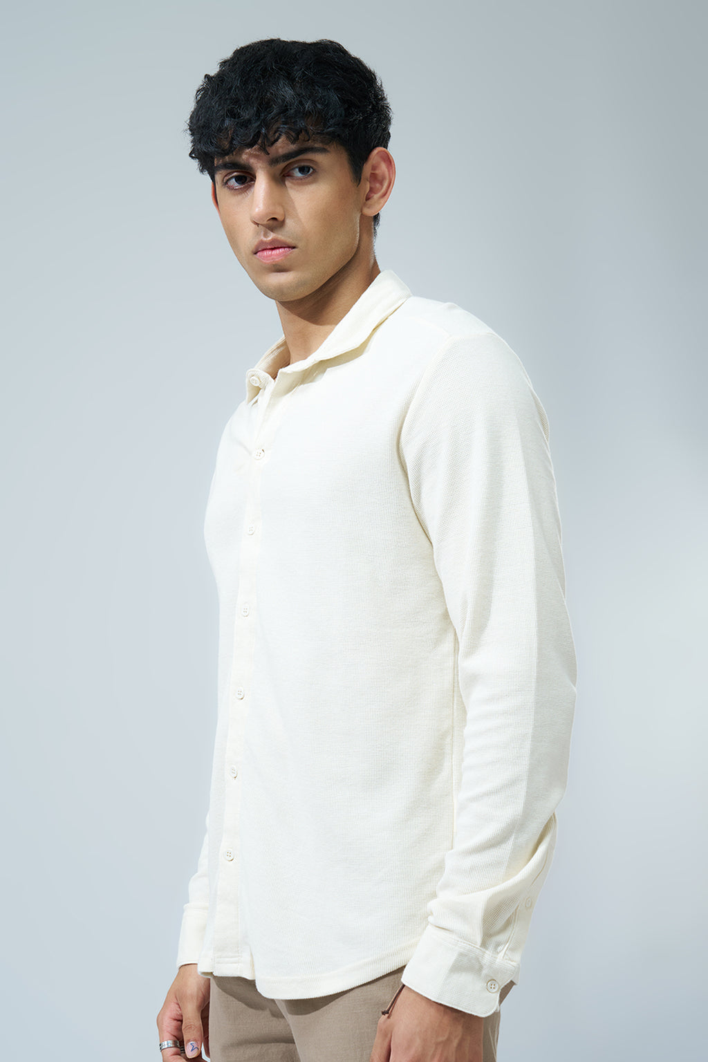 Off White Solid Regular Fit Shirt For Men - Image 4