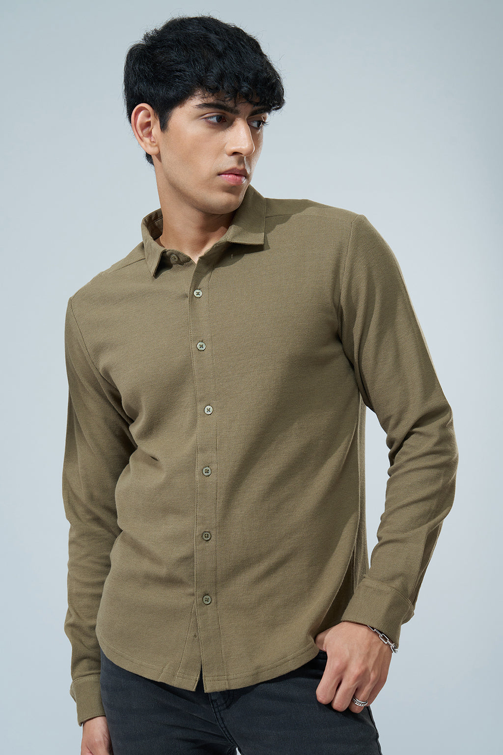 Olive Solid Regular Fit Shirt for Men - Image 2