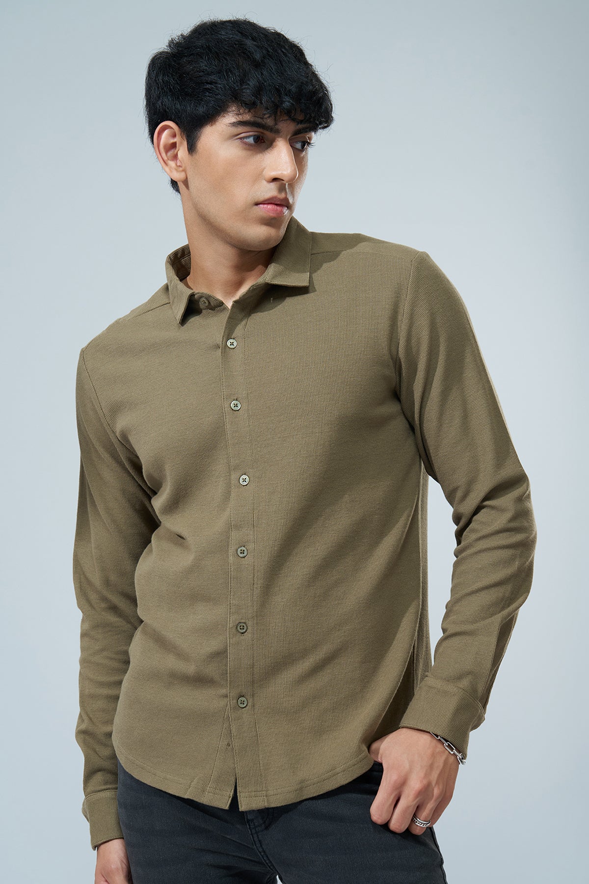 Olive Solid Regular Fit Shirt for Men - Image 2