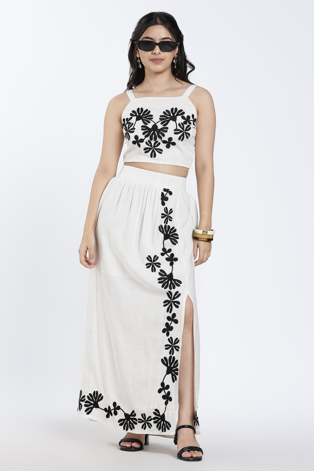 Off White Embroidered Regular Fit Crop Top for Women - Image 6