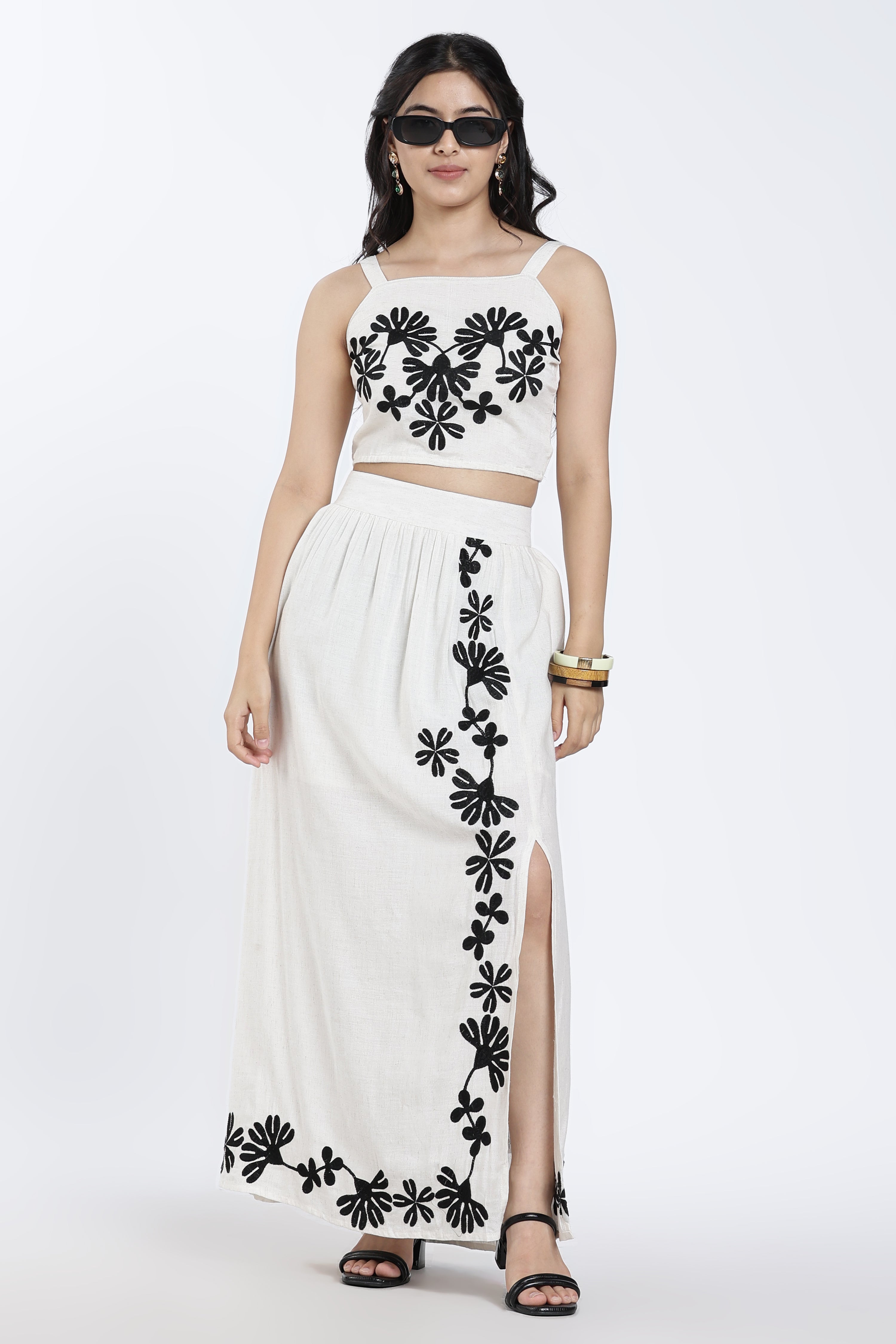 Off White Embroidered Regular Fit Crop Top for Women - Image 6