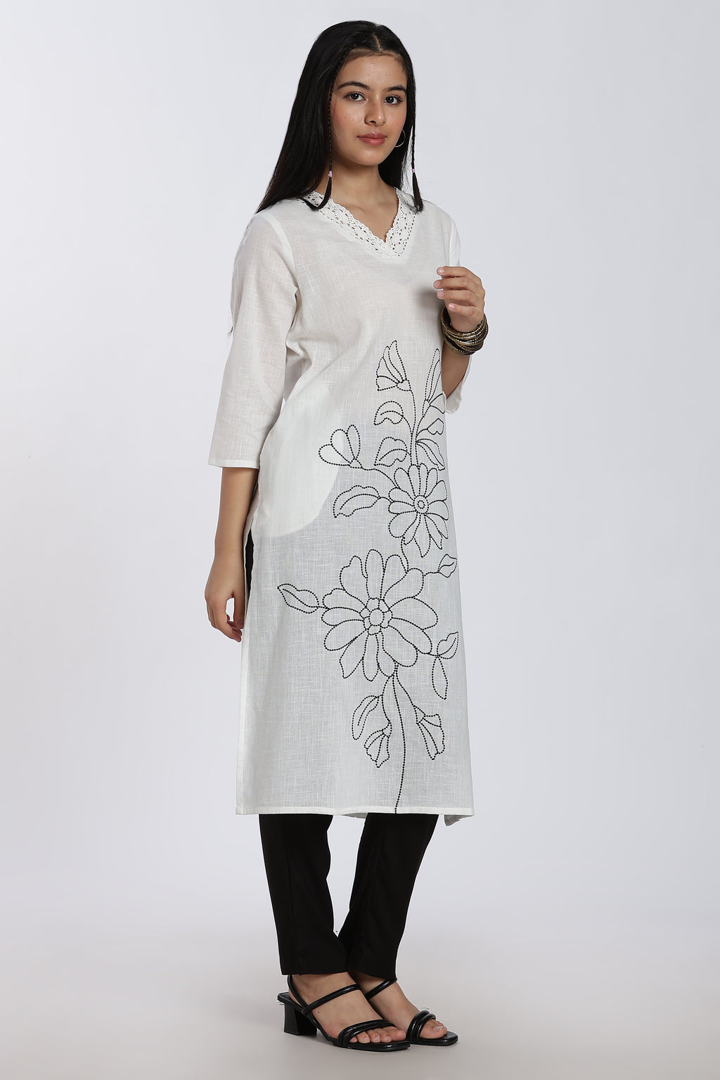 White Embroidered Regular Fit Kurta for Women - Image 4