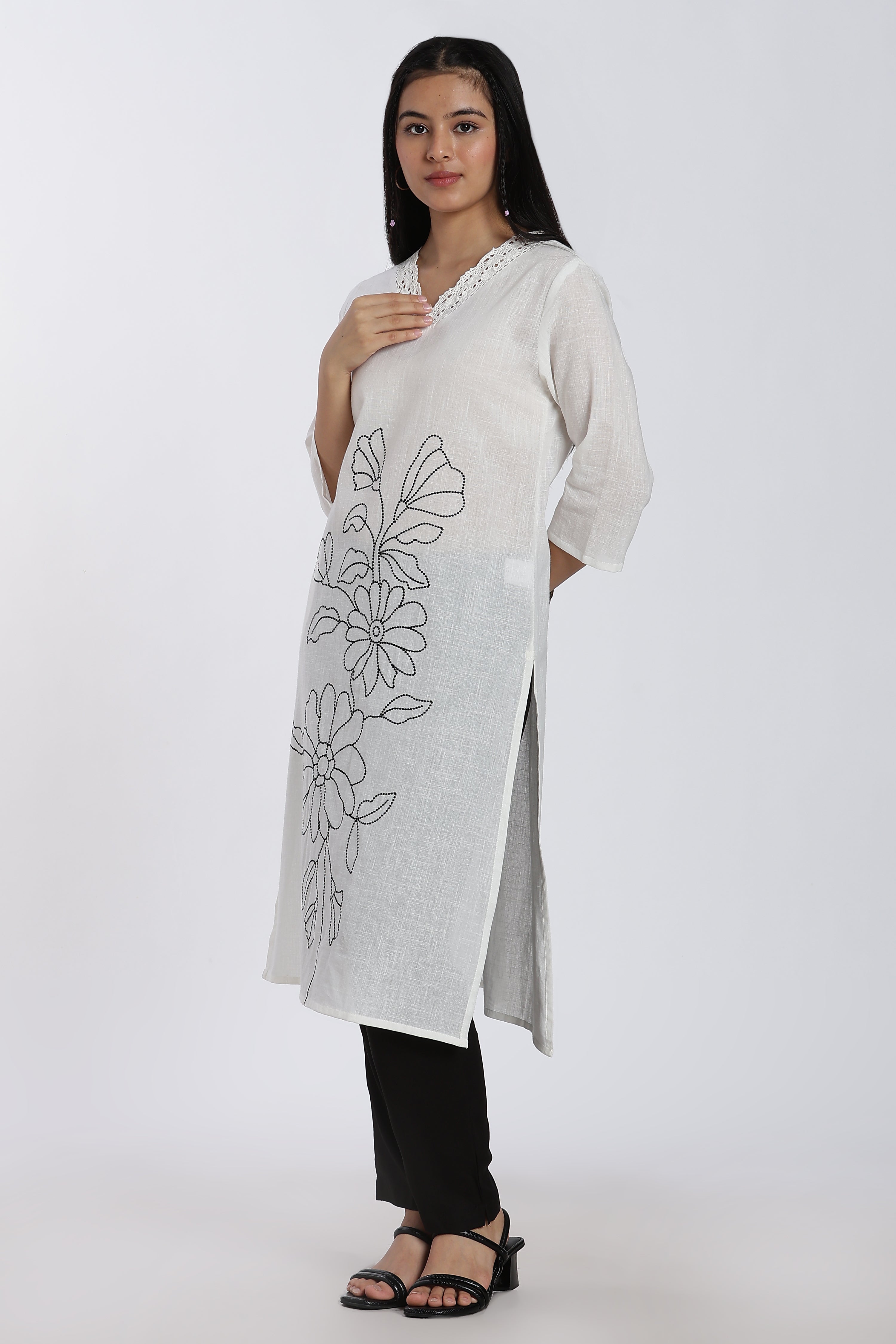 White Embroidered Regular Fit Kurta for Women - Image 6