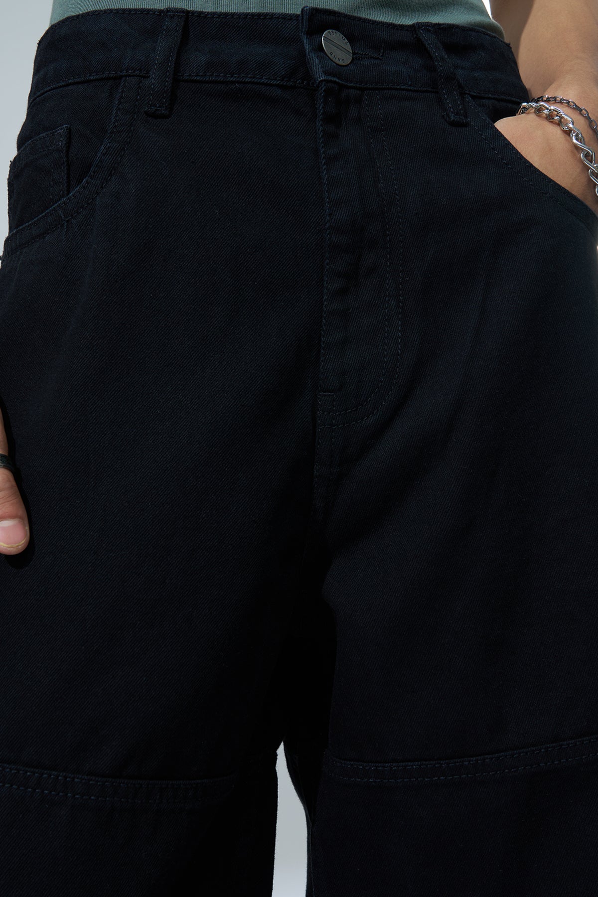Black Solid Barrel Fit Jeans for Men - Image 3