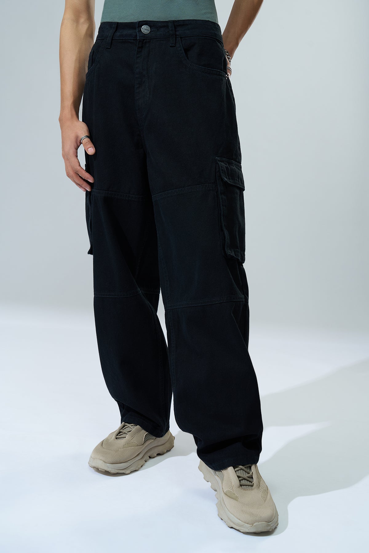 Black Solid Barrel Fit Jeans for Men - Image 2