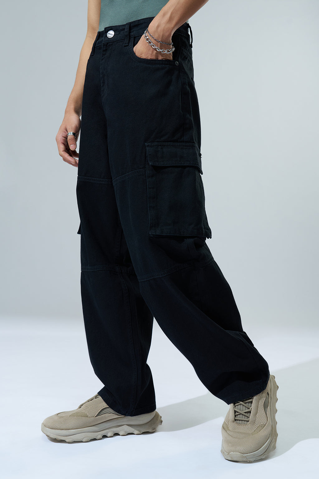Black Solid Barrel Fit Jeans for Men - Image 4