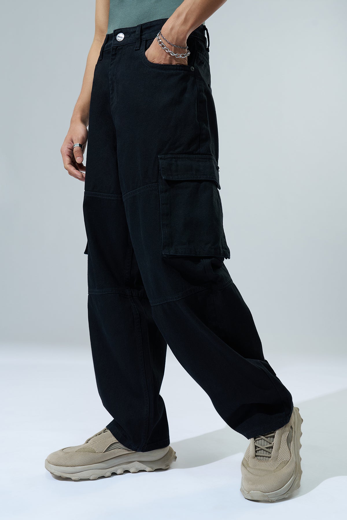 Black Solid Barrel Fit Jeans for Men - Image 4