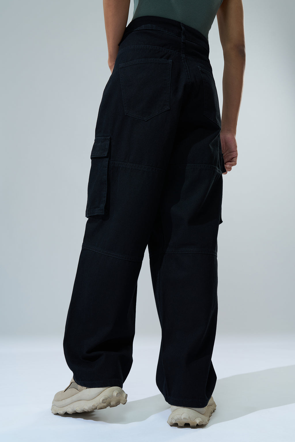 Black Solid Barrel Fit Jeans for Men - Image 5
