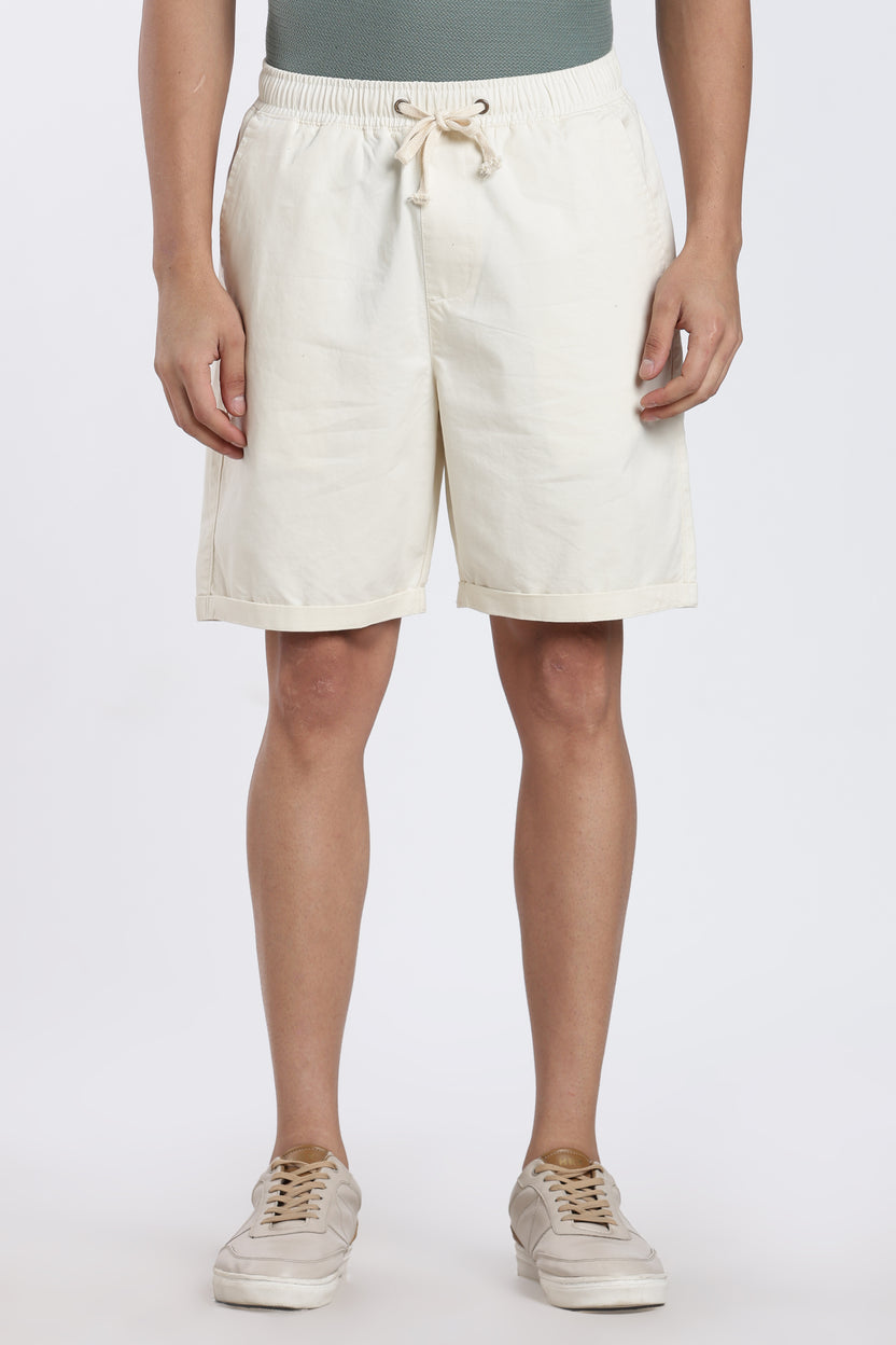 Off White Solid Oversized Fit Shorts For Men - Image 2