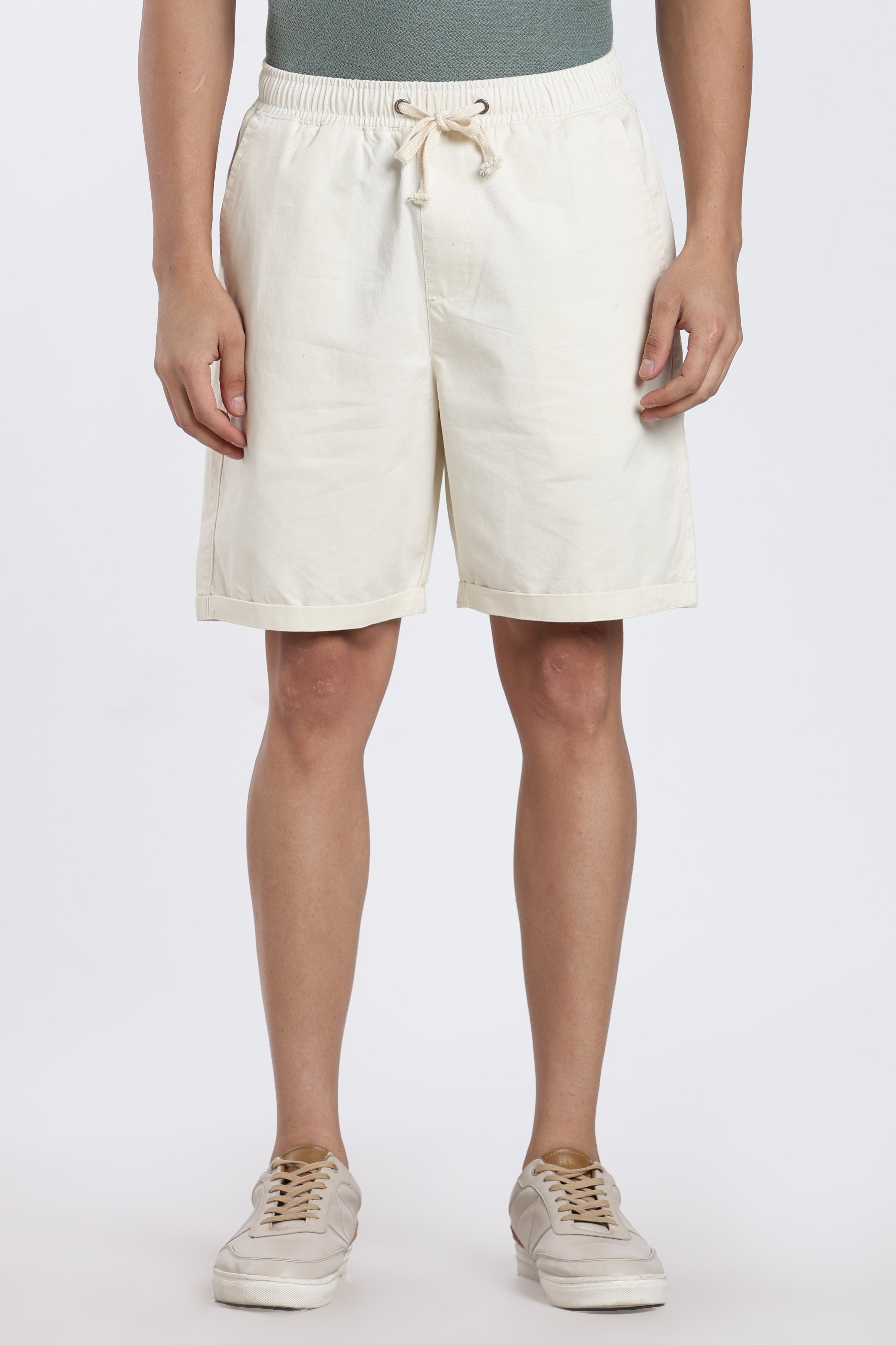 Off White Solid Oversized Fit Shorts for Men - Image 2
