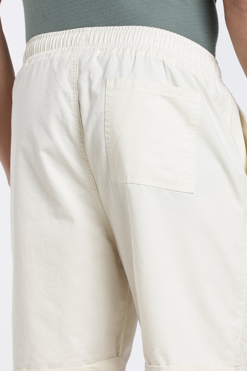 Off White Solid Oversized Fit Shorts For Men - Image 3