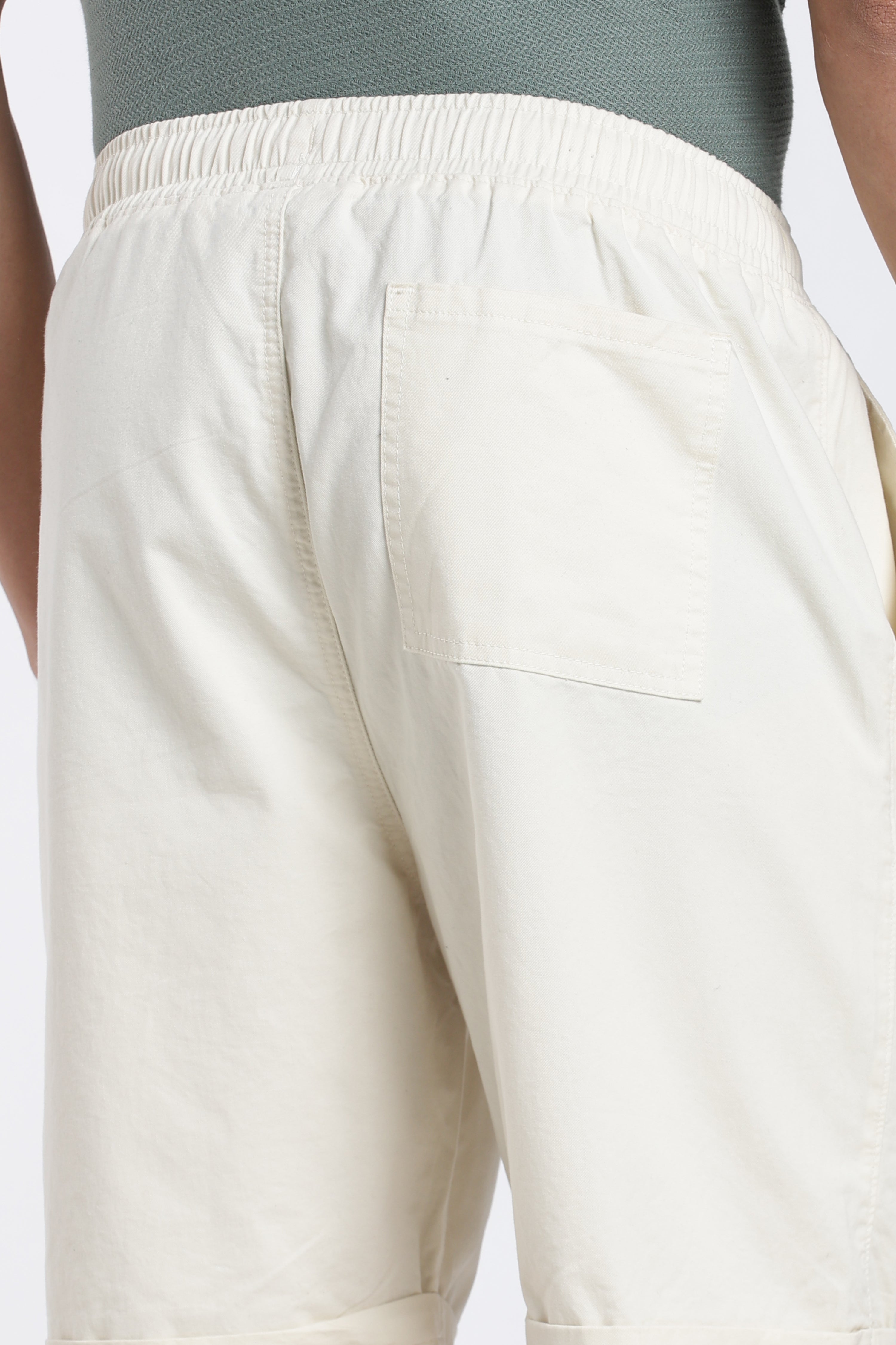 Off White Solid Oversized Fit Shorts for Men - Image 3