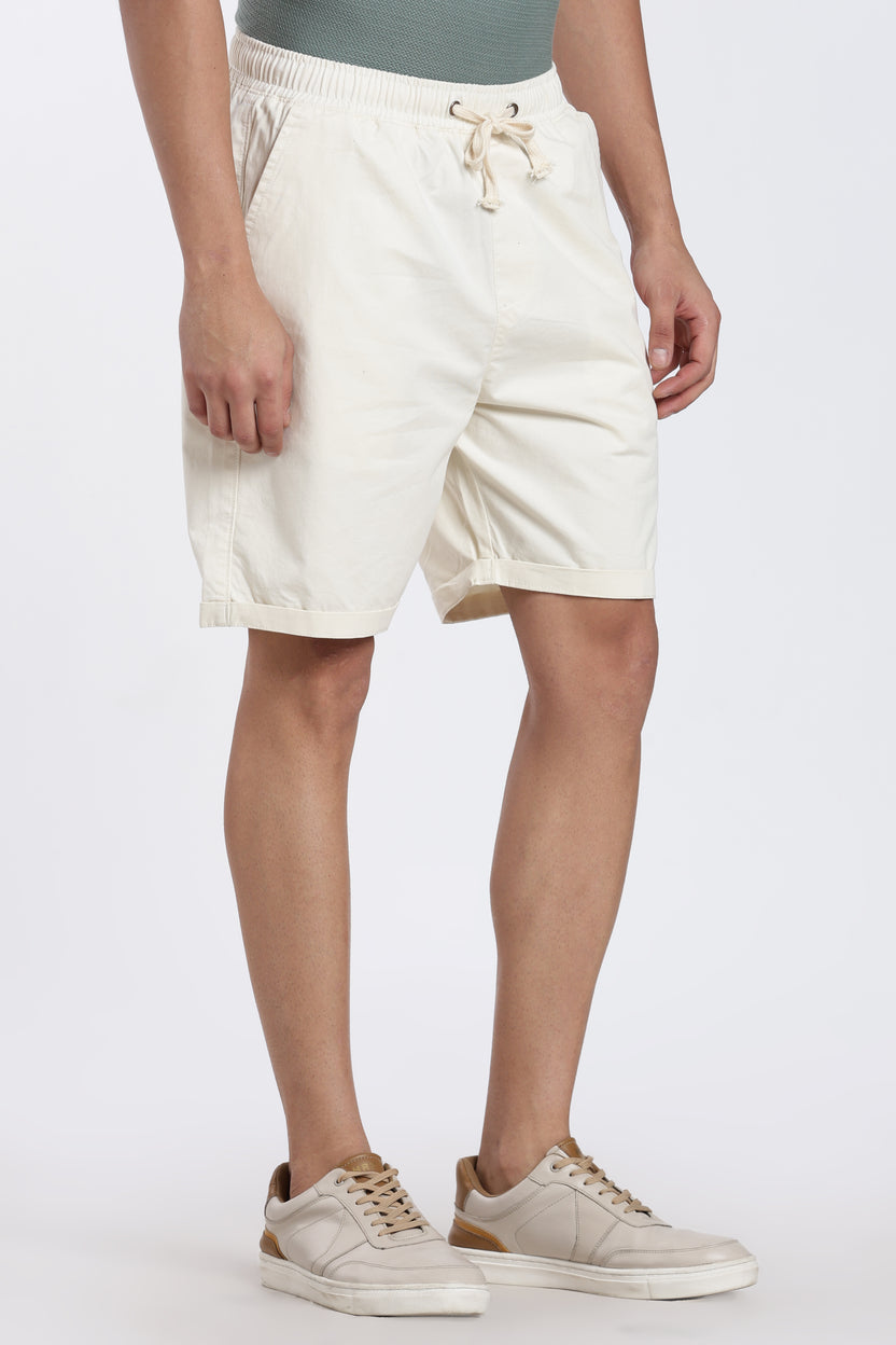 Off White Solid Oversized Fit Shorts For Men - Image 4