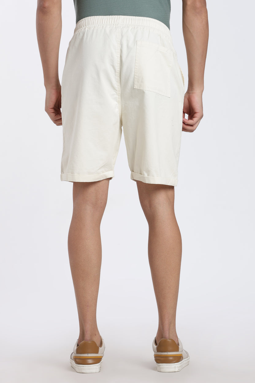 Off White Solid Oversized Fit Shorts For Men - Image 5