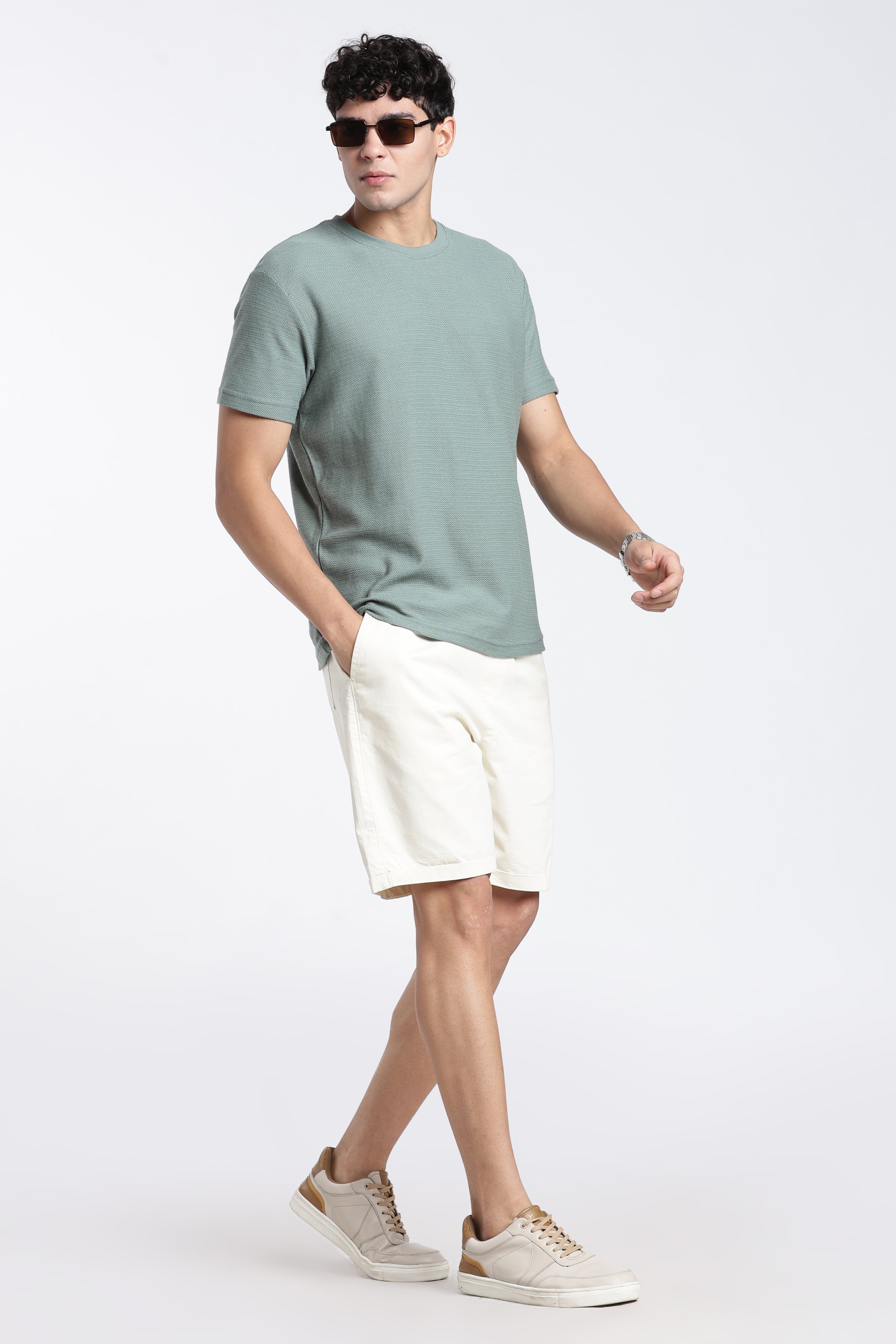 Off White Solid Oversized Fit Shorts for Men - Image 6