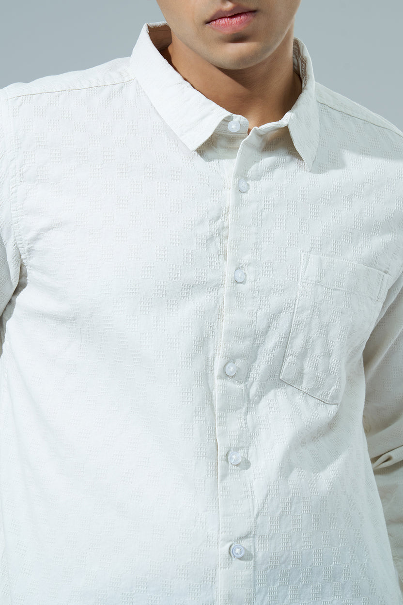 Off White Textured Regular Fit Casual Shirt For Men - Image 3