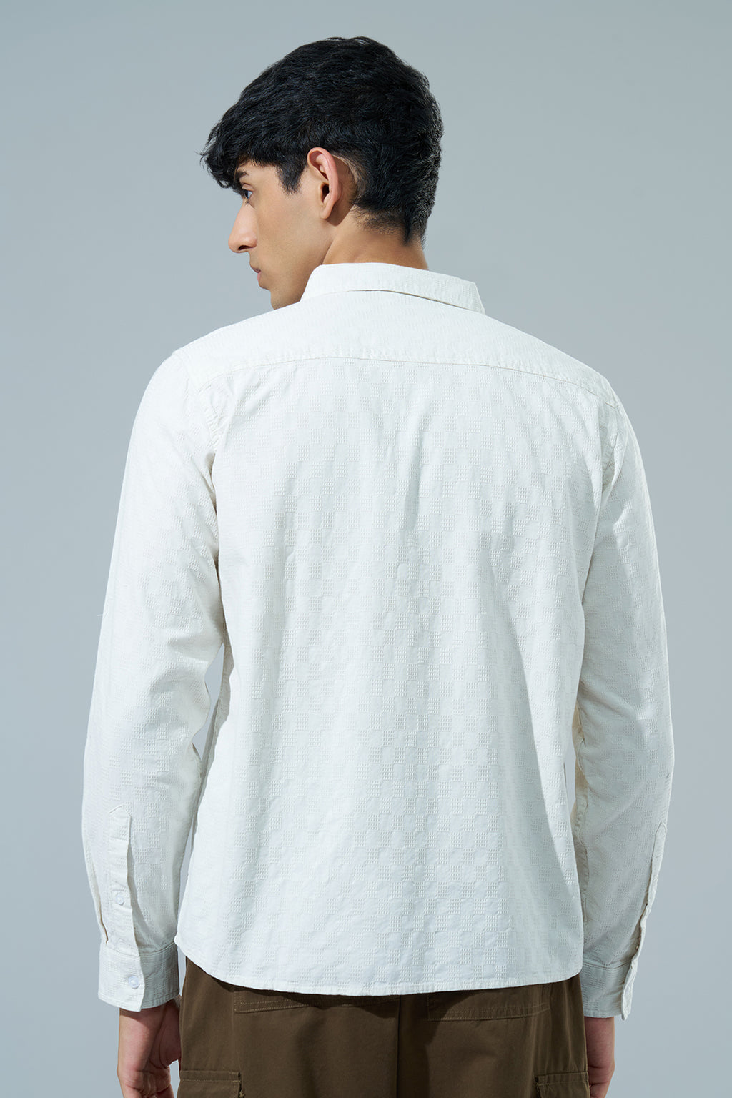 Off White Textured Regular Fit Casual Shirt for Men - Image 5