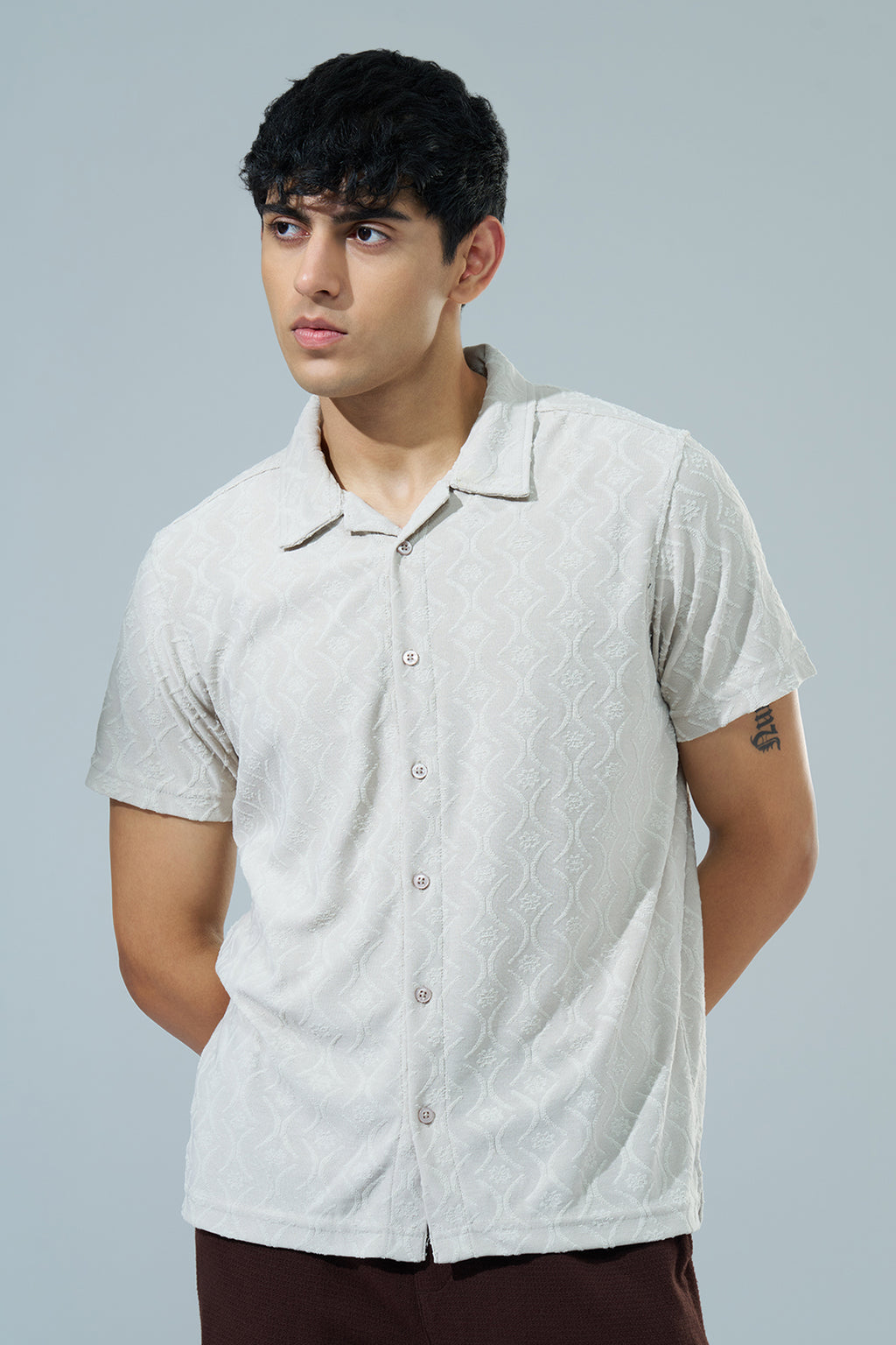 Off White Textured Regular Fit Casual Shirt for Men - Image 2