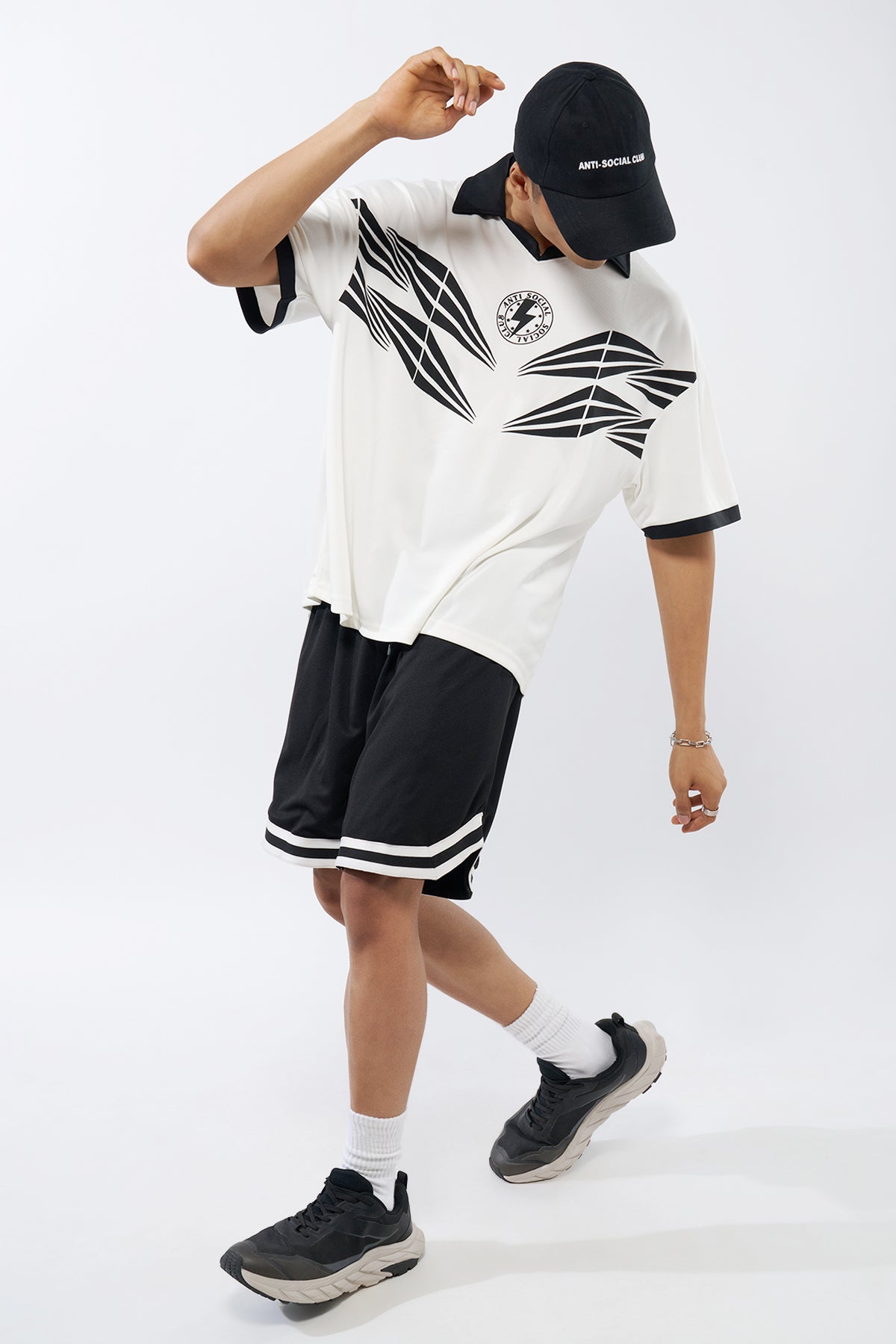 Off White Graphic Printed Oversized Fit T-Shirt for Men - Image 6
