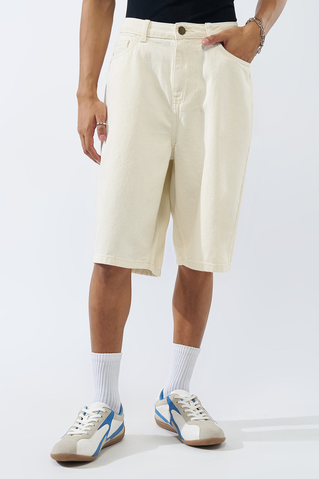 Off White Solid Regular Fit Shorts for Men - Image 2