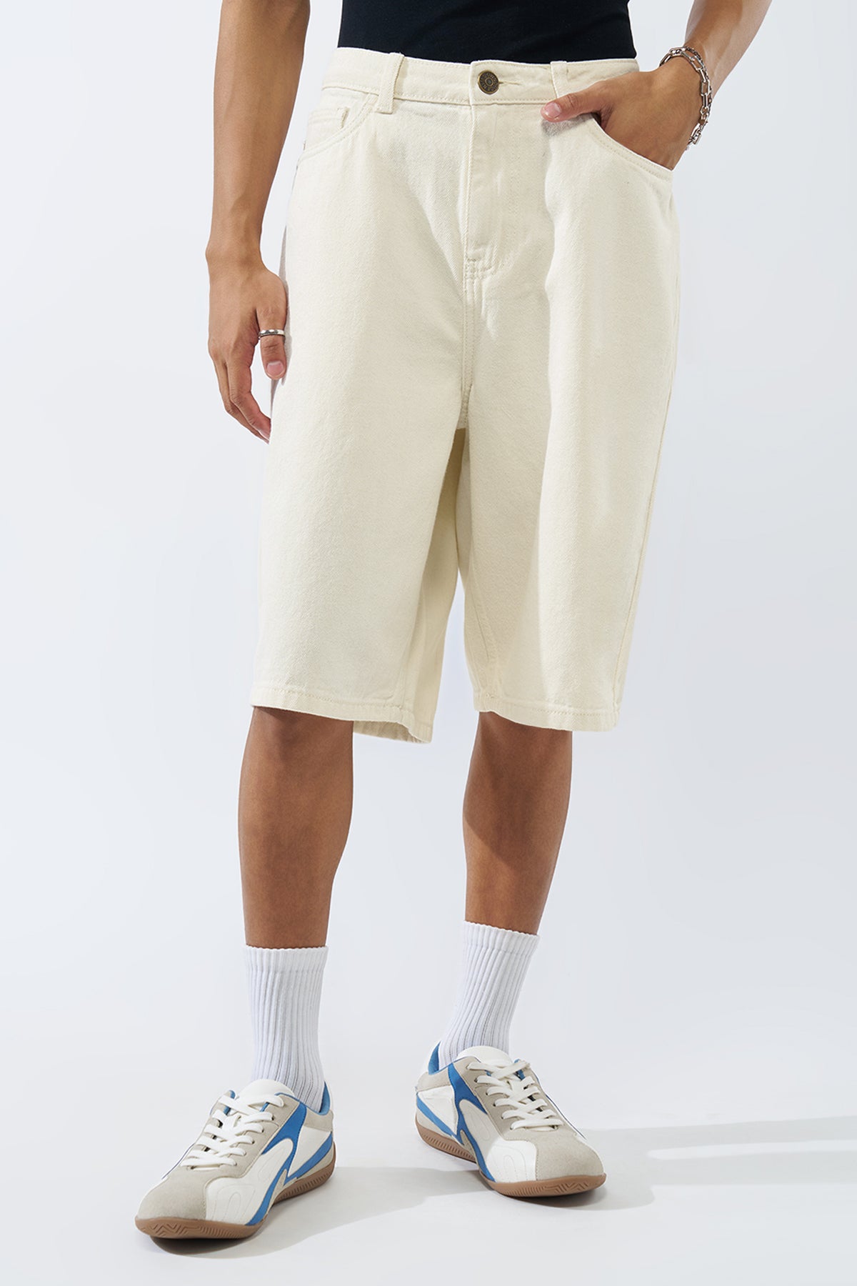 Off White Solid Regular Fit Shorts for Men - Image 2