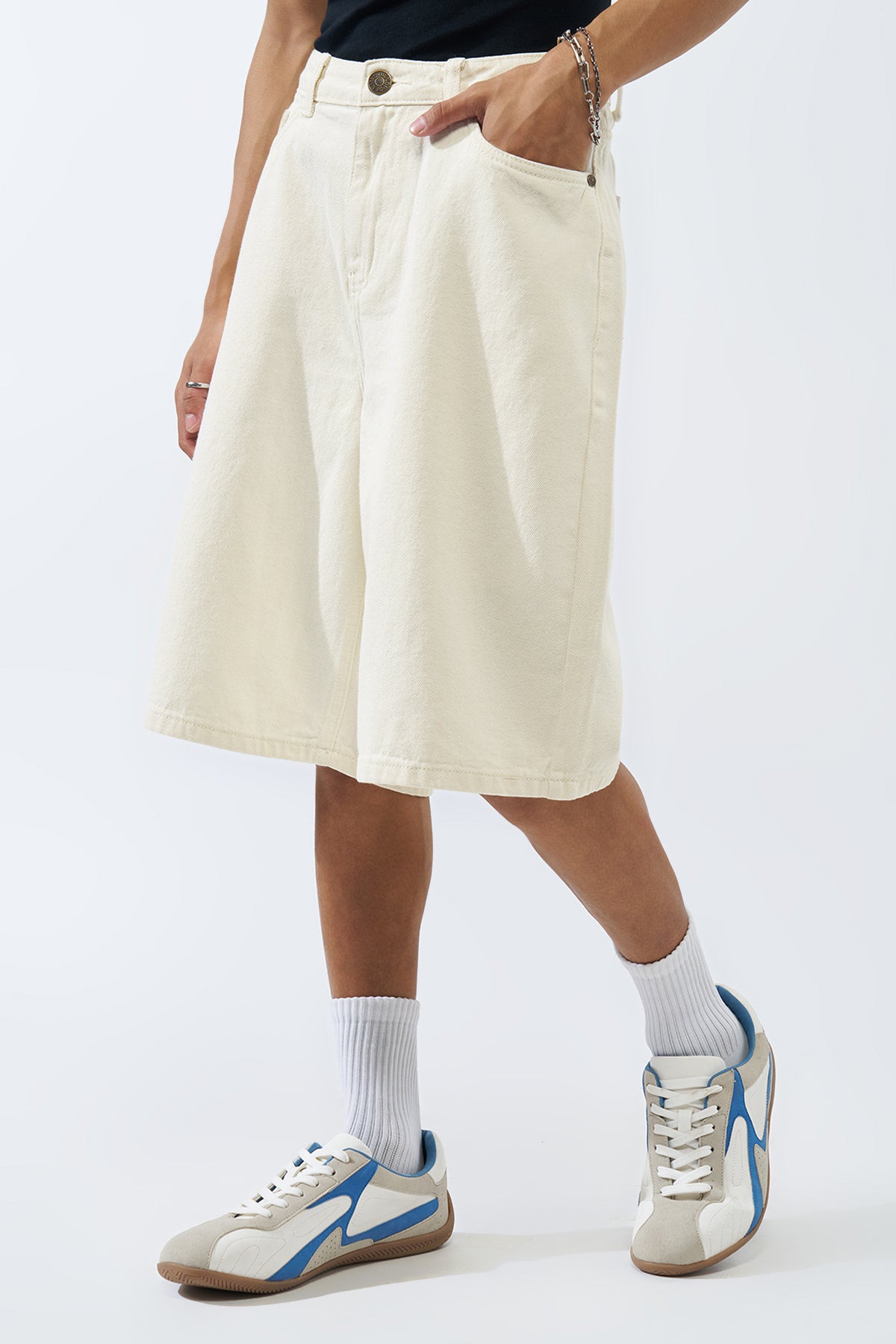 Off White Solid Regular Fit Shorts for Men - Image 4