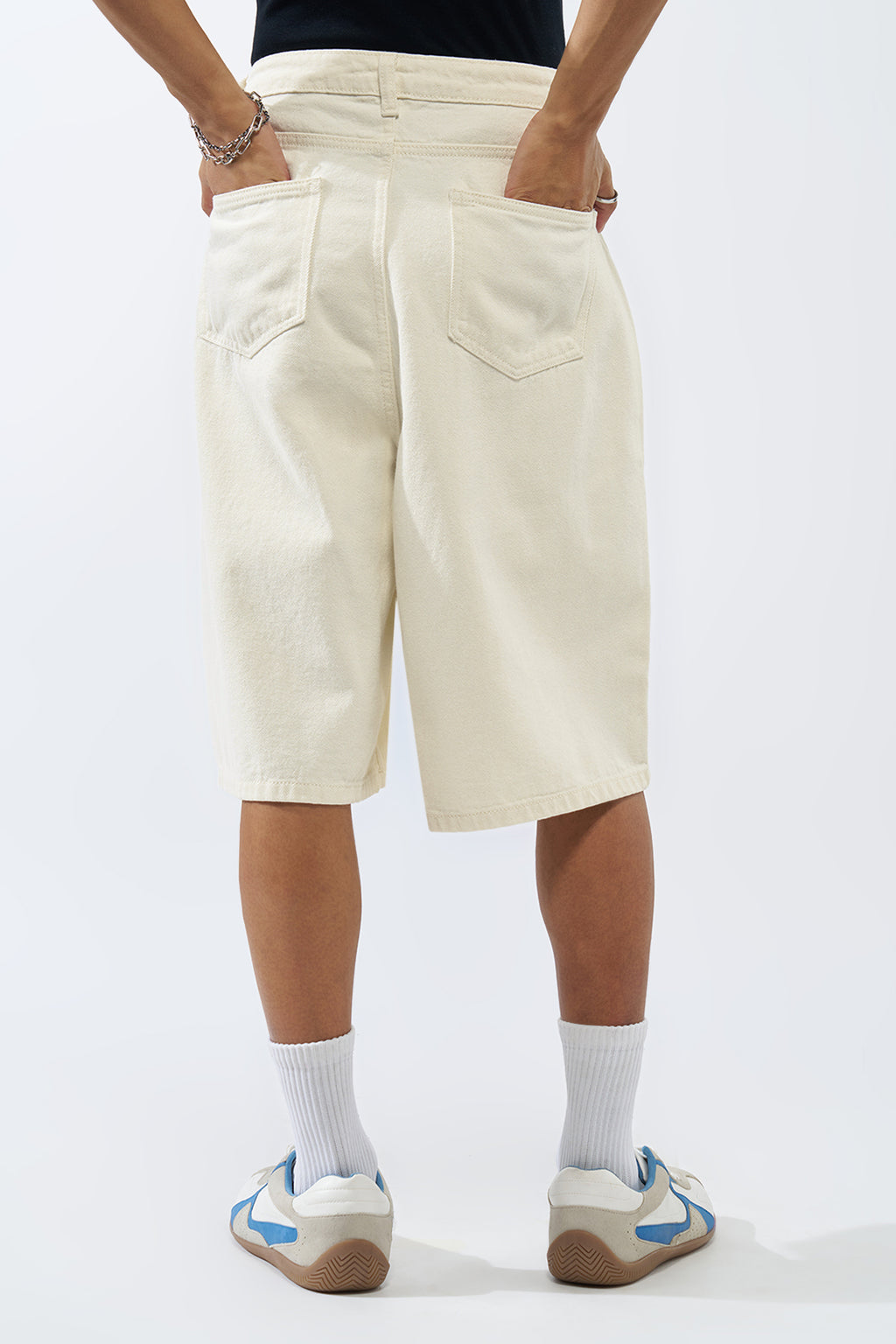 Off White Solid Regular Fit Shorts for Men - Image 5