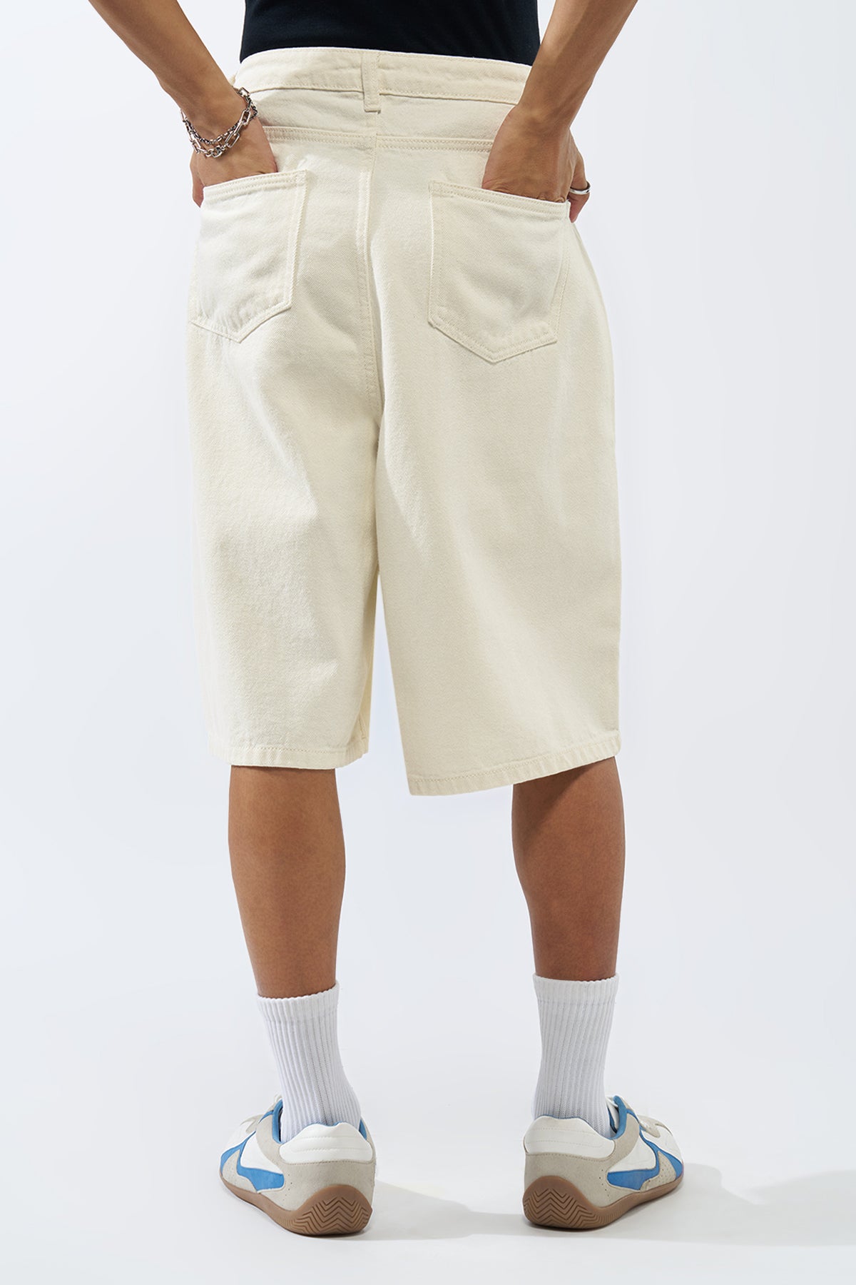 Off White Solid Regular Fit Shorts for Men - Image 5