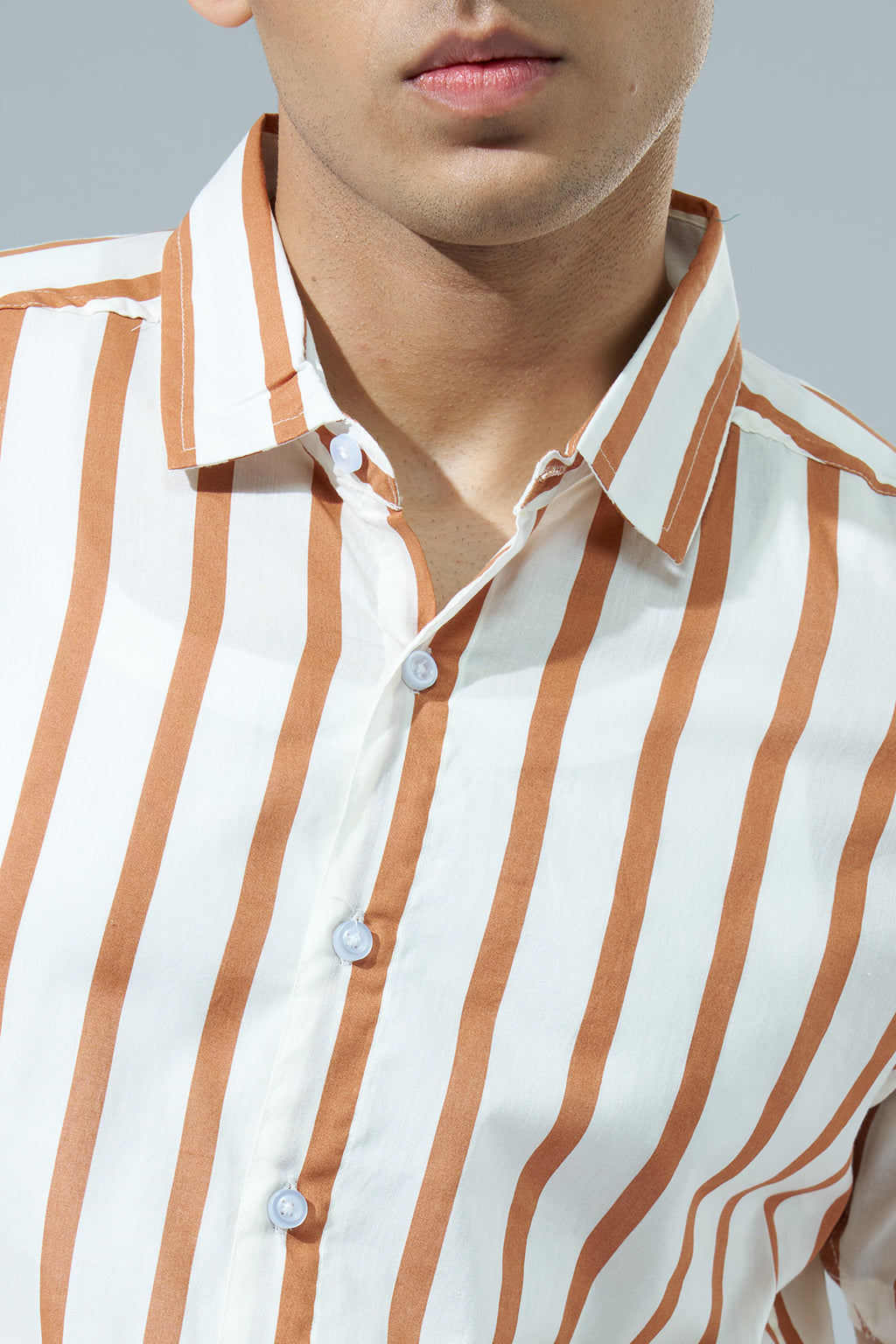 Off White Striped Regular Fit Casual Shirt for Men - Image 3