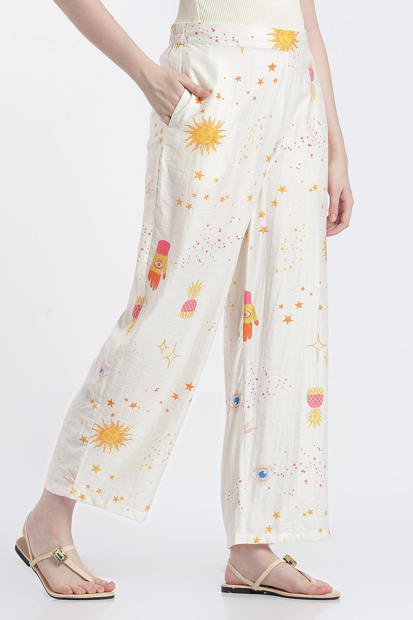 Off White Graphic Wide Leg Fit Pant With 2 Pocket For Women - Image 4