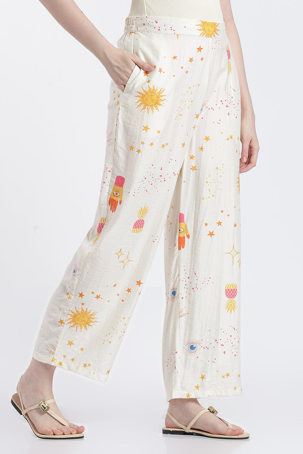 Off White Graphic Wide Leg Fit Pant With 2 Pocket For Women - Image 4