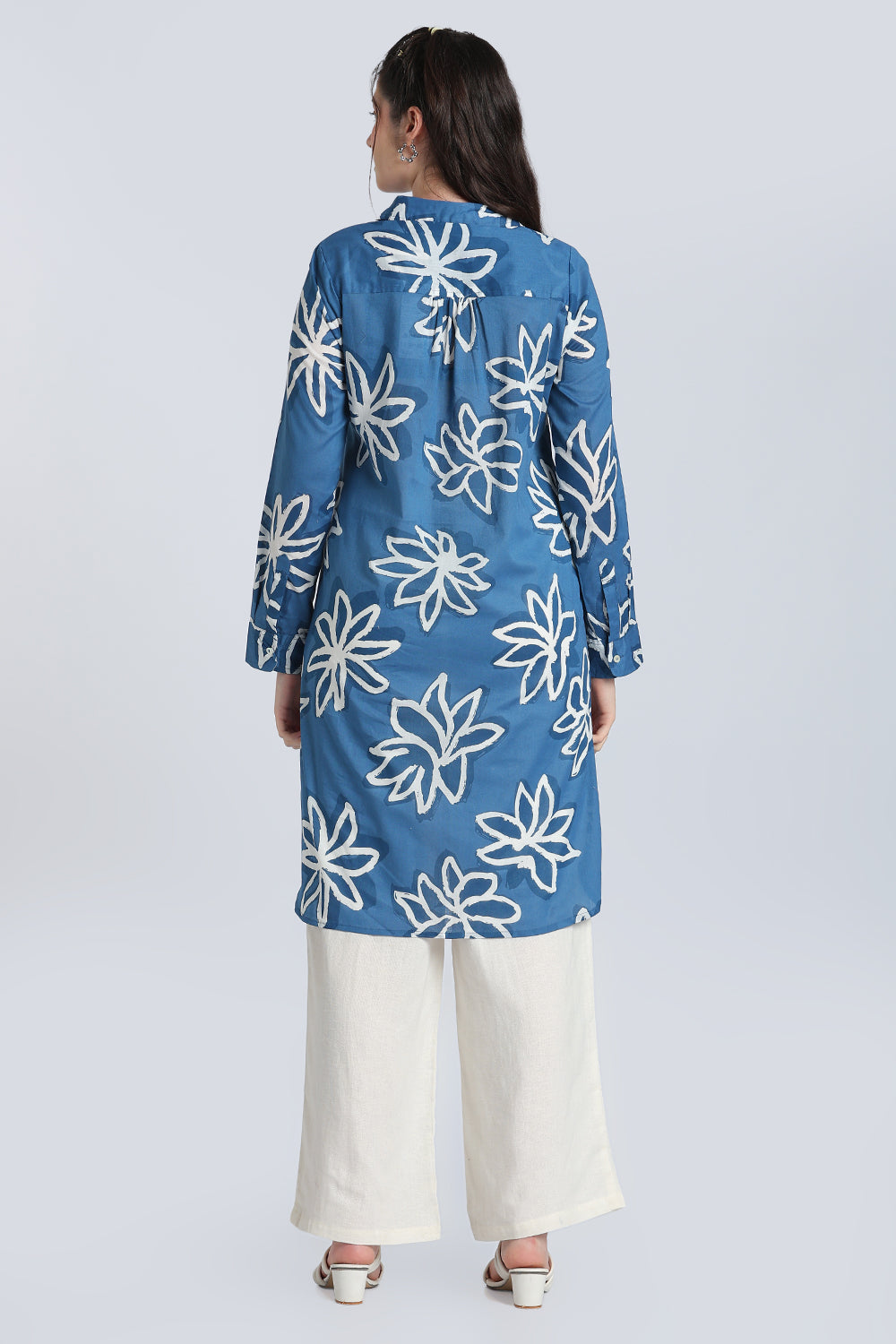 Blue Floral Regular Fit Cambric Kurta for Women - Image 5
