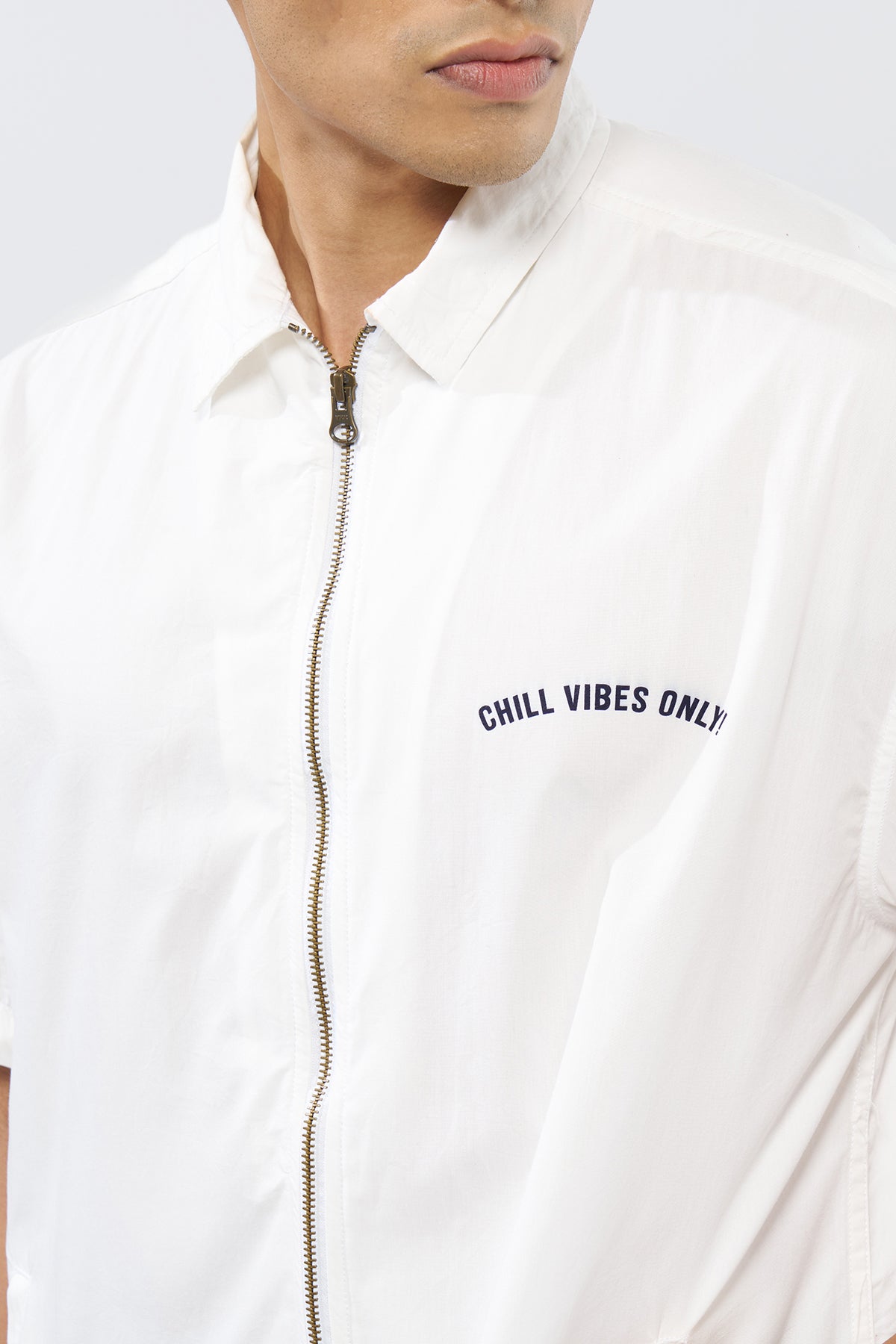 Off White Graphic Printed Regular Fit Shirt for Men - Image 3