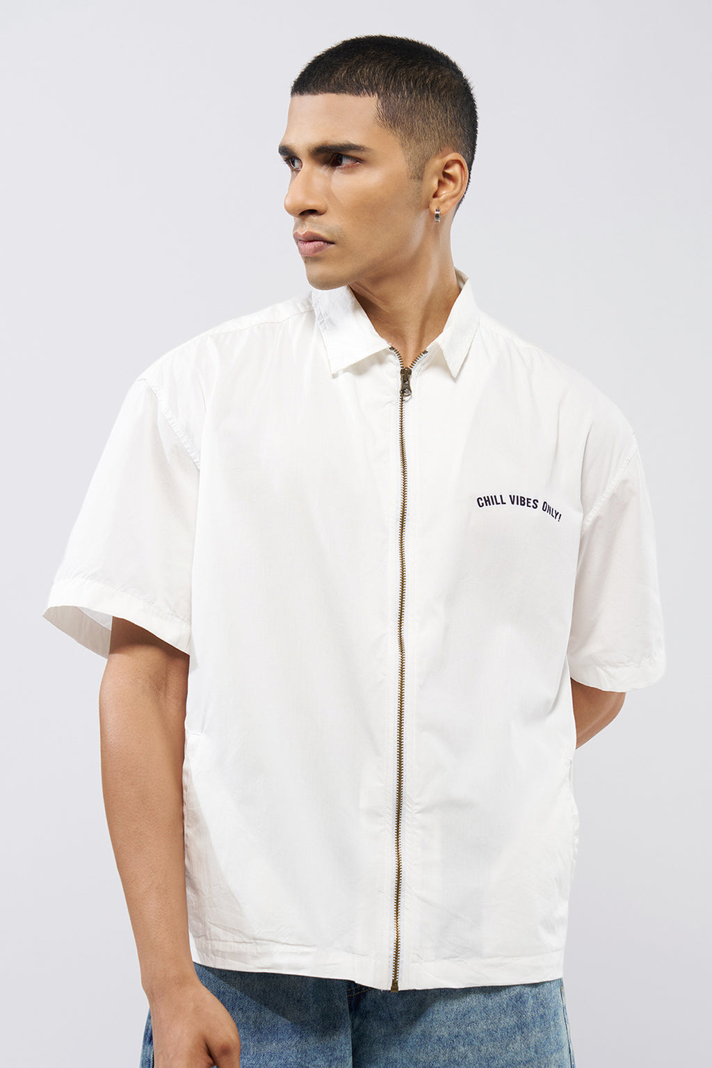 Off White Graphic Printed Regular Fit Shirt for Men - Image 2