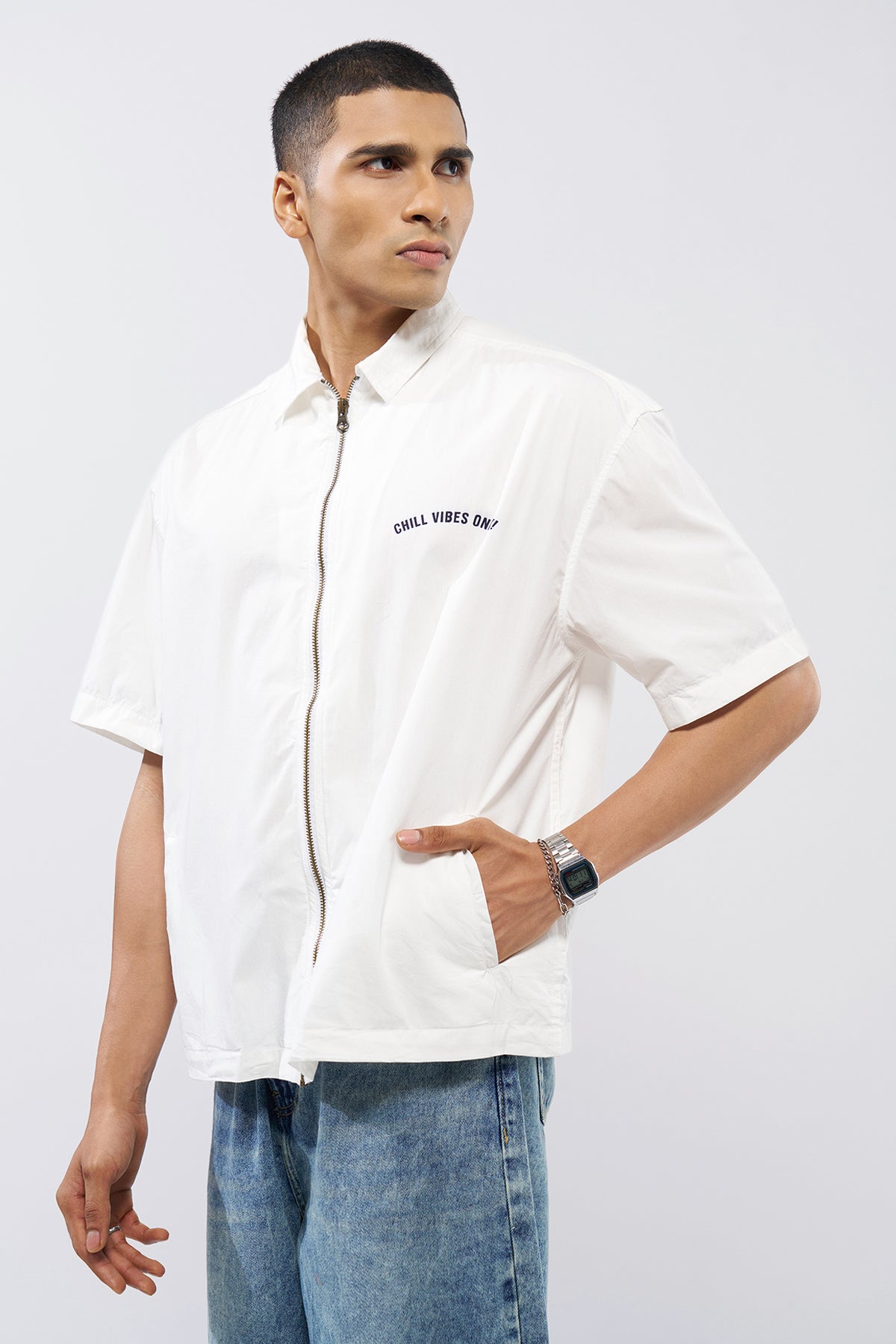 Off White Graphic Printed Regular Fit Shirt for Men - Image 4