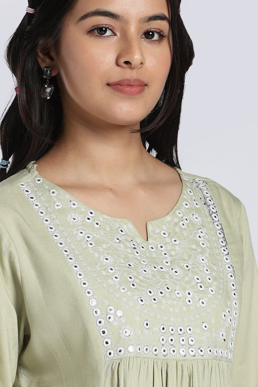 Green Embroidered Regular Fit Tunic for Women - Image 7